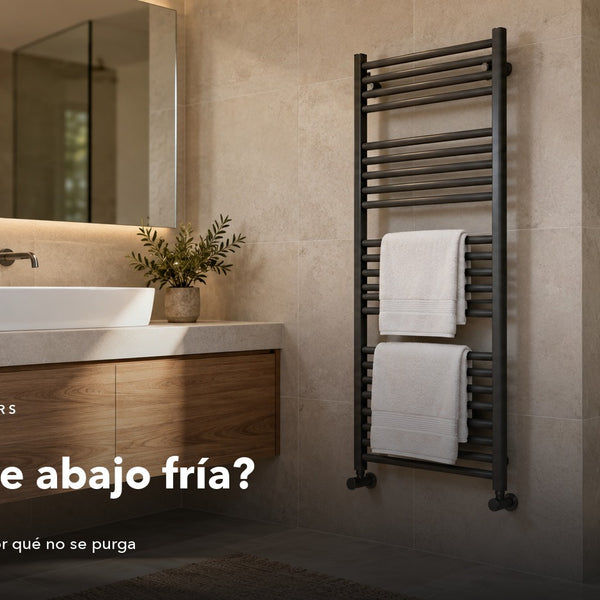 Toallero eléctrico antracita en un baño moderno — ¿barra de abajo fría? Es normal