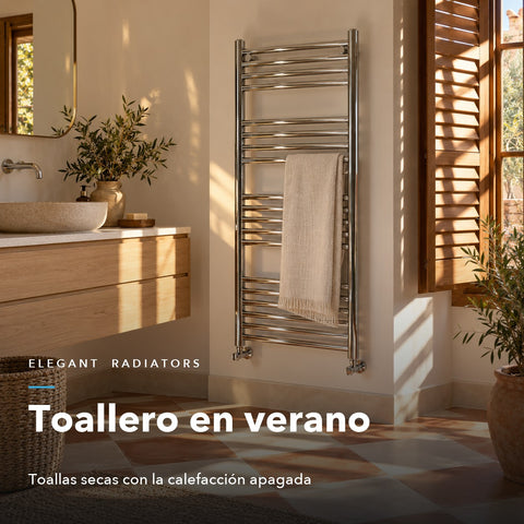 Toallero cromado con una toalla de lino en un baño mediterráneo iluminado por el sol de verano a través de una contraventana
