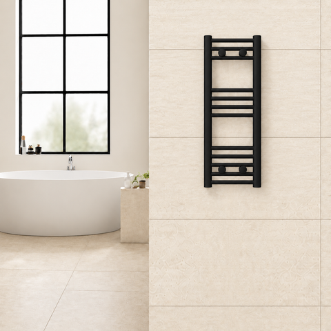 Radiador toallero negro de 300 x 800 mm para calefacción central instalado en un baño