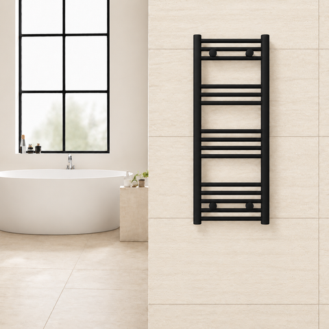 Radiador toallero negro de 400 x 1000 mm para calefacción central instalado en un baño