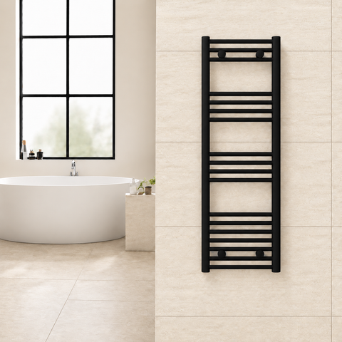 Radiador toallero negro de 400 x 1200 mm para calefacción central instalado en un baño