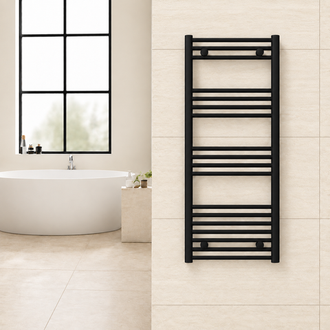 Radiador toallero negro de 500 x 1200 mm para calefacción central instalado en un baño