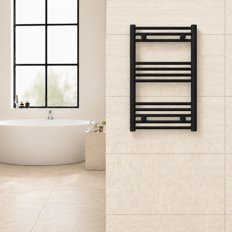 Radiador toallero negro de 500 x 800 mm para calefacción central instalado en un baño