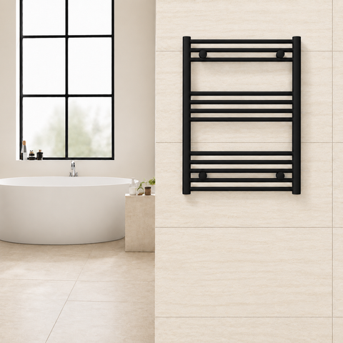 Radiador toallero negro de 600 x 800 mm para calefacción central instalado en un baño