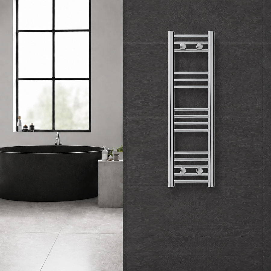 Radiador toallero cromado 300 x 1000 mm para calefacción central instalado en un baño