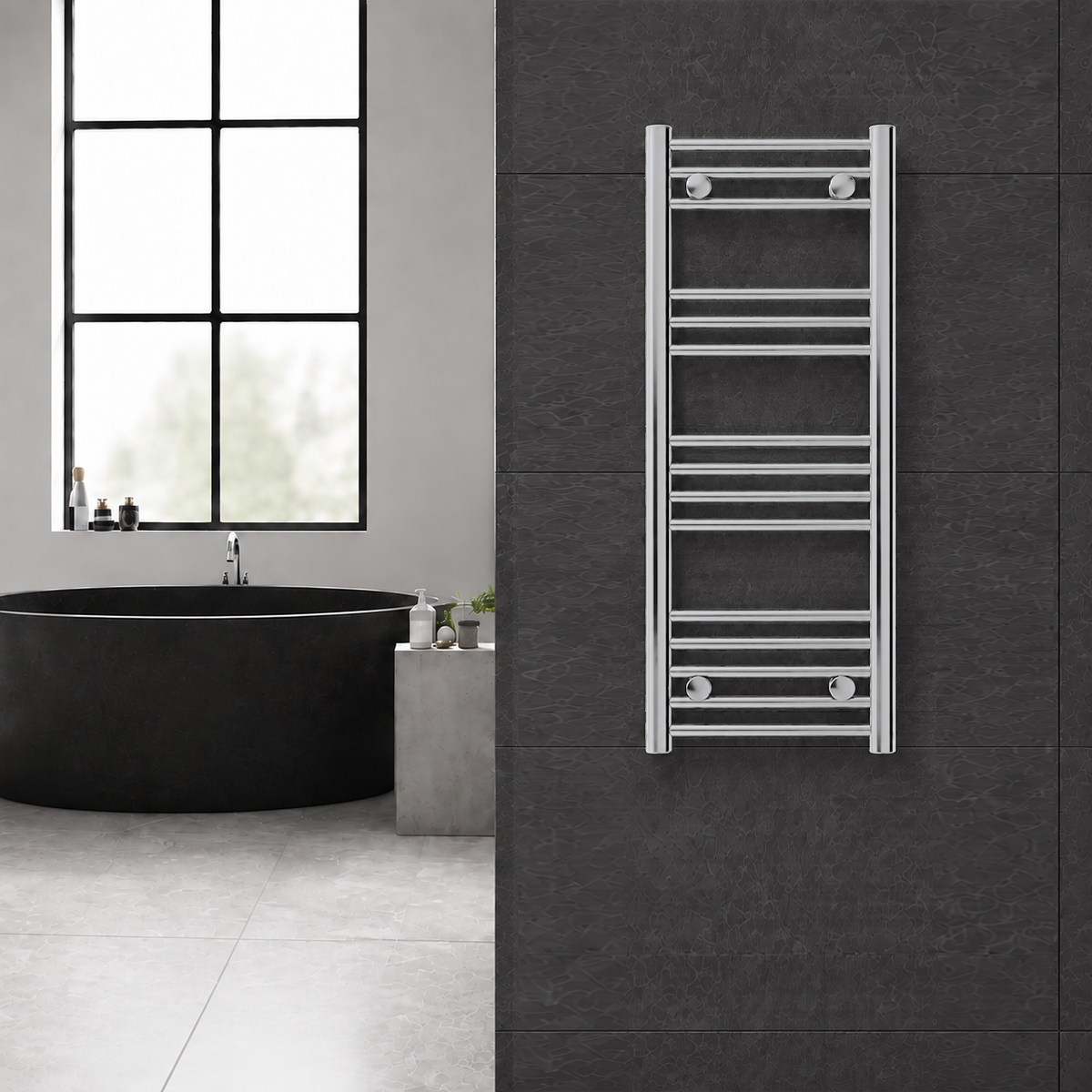 Radiador toallero cromado de 400 x 1000 mm para calefacción central instalado en un baño