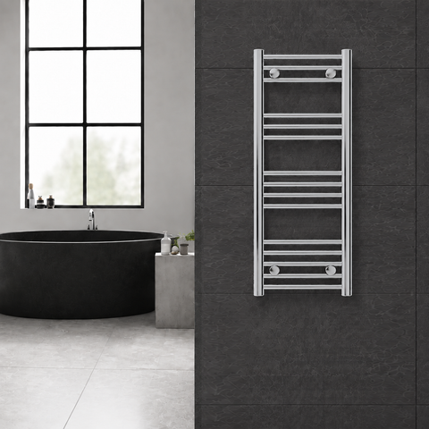 Radiador toallero cromado de 400 x 1000 mm para calefacción central instalado en un baño