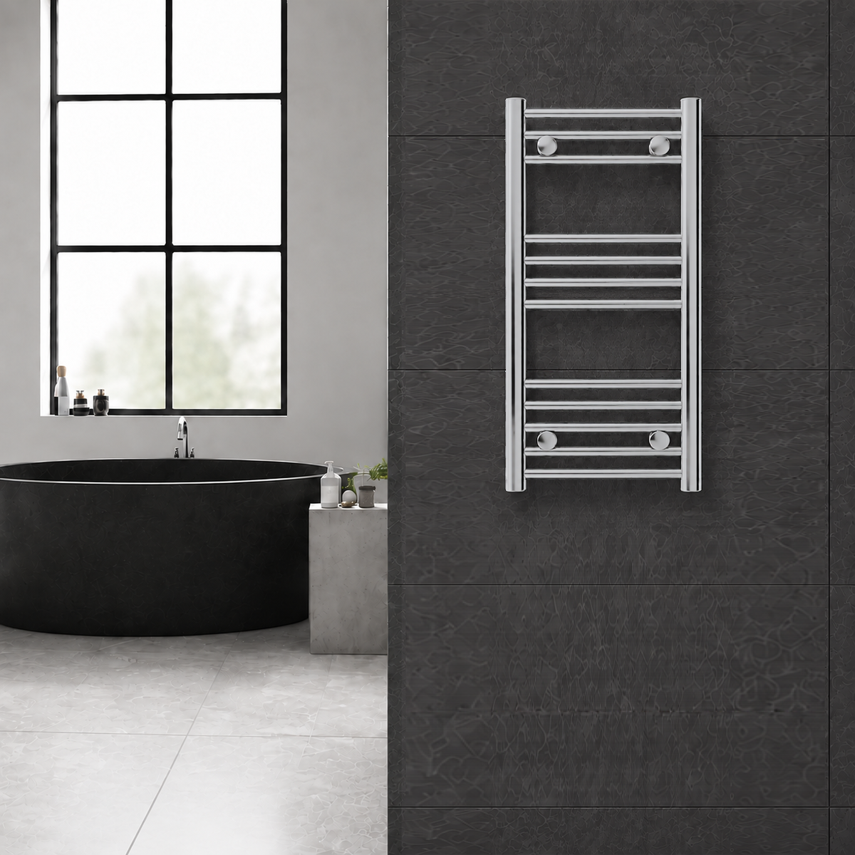 Radiador toallero cromado de 400 x 800 mm para calefacción central instalado en un baño