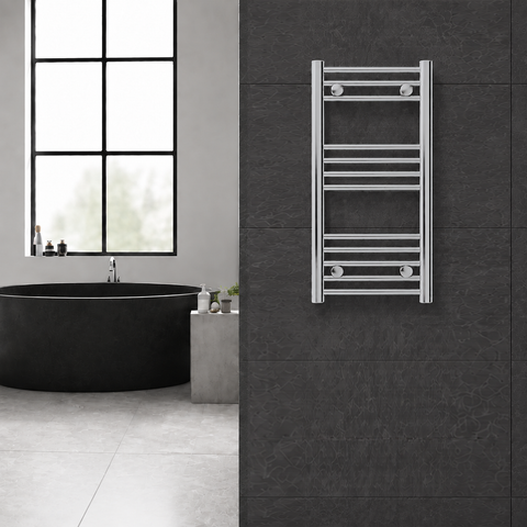 Radiador toallero cromado de 400 x 800 mm para calefacción central instalado en un baño