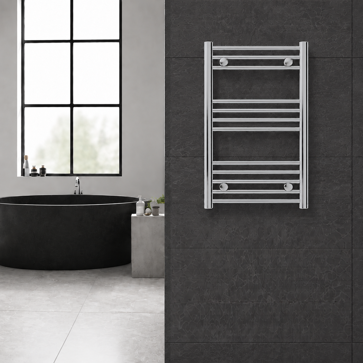 Radiador toallero cromado de 500 x 800 mm para calefacción central instalado en un baño