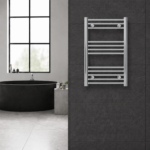 Radiador toallero cromado de 500 x 800 mm para calefacción central instalado en un baño