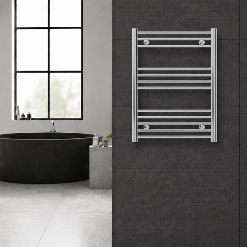 Radiador toallero cromado de 600 x 800 mm para calefacción central instalado en un baño