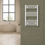 Radiador toallero blanco de 500 x 800 mm para calefacción central instalado en un baño